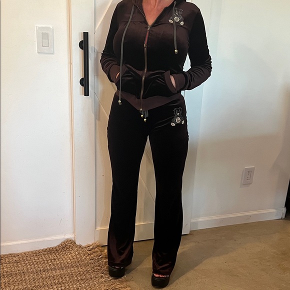 GUCCI-Women's Velvet Tracksuit in Dark Brown with Rhinestone Bears. - Picture 3 of 16